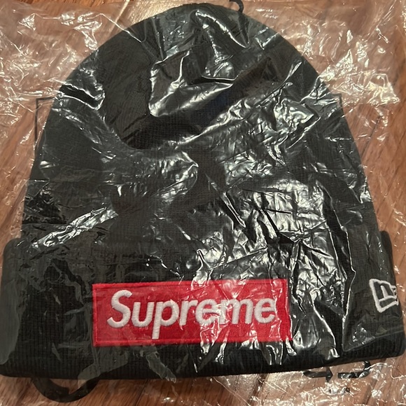SUPREME! NWT New Era Dark Pine Beanie - Picture 3 of 5